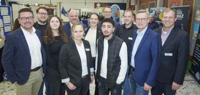 Personengruppe in einer Ausstellungshalle