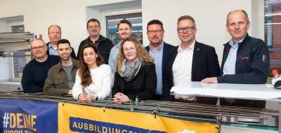 Personengruppe in einer Werkhalle