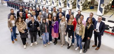 Personengruppe in einer Werkhalle