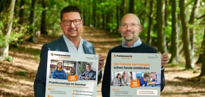 2 Personen mit Plakat