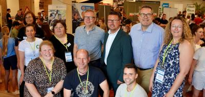 Personengruppe in einem Foyer