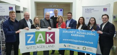 Gruppe von Personen vor Werbebanner