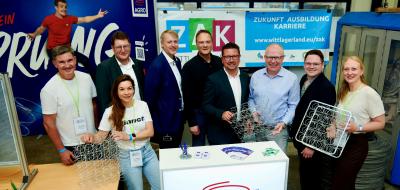 Personengruppe an einem Messestand