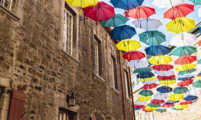 Unzählige Regenschirme als Schutzdach