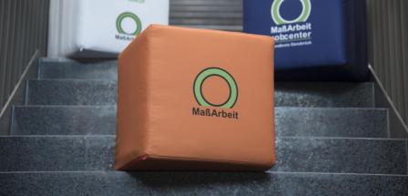 Würfel mit Logo auf einer Treppe