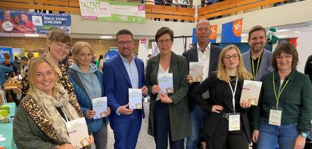 Gruppe von Personen im Halbkreis