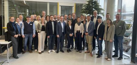 Gruppe von Personen in einem Foyer