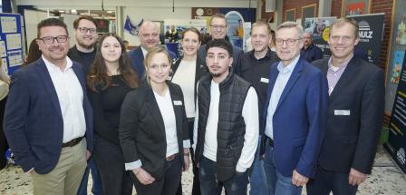 Personengruppe in einer Ausstellungshalle