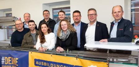 Personengruppe in einer Werkhalle