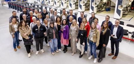 Personengruppe in einer Werkhalle