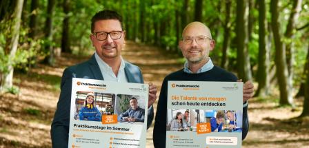 2 Personen mit Plakat