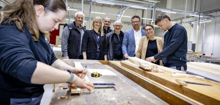 Personengruppe in einer Holzwerkstatt