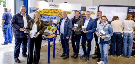 Personengruppe in einer Werkhalle