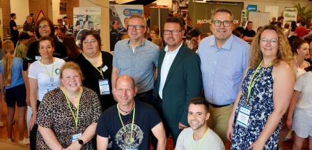 Personengruppe in einem Foyer