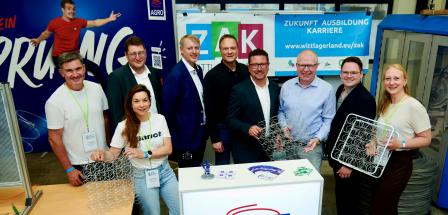 Personengruppe an einem Messestand
