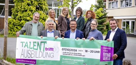 Personengruppe mit großem Banner vor sich