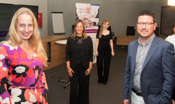 6 Personen in einem Raum mit Scheinwerfern