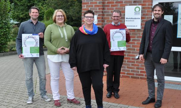 5 Erwachsene vor Hauswand