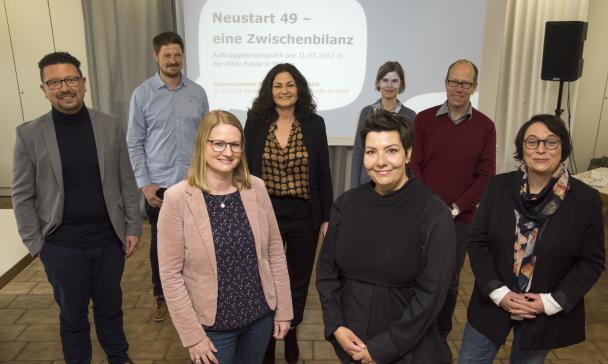 Gruppe junger Menschen vor Leinwand