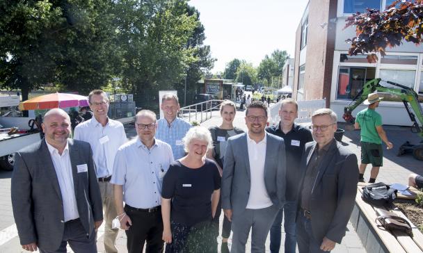 Gruppe von Menschen in einer Straße