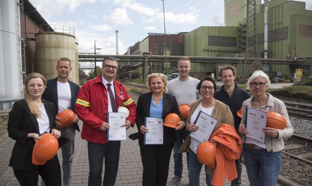 Gruppe von Personen mit Zertifikat