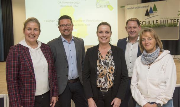 5 Personen vor Beamer-Präsentation