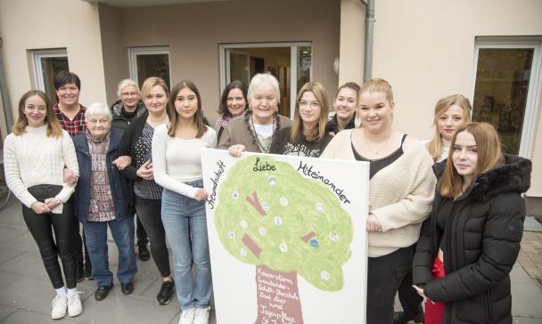 Gruppe von Menschen mit Plakat