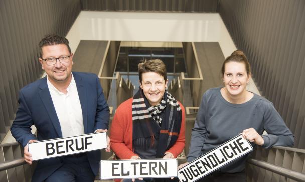 Drei Personen im Treppenhaus