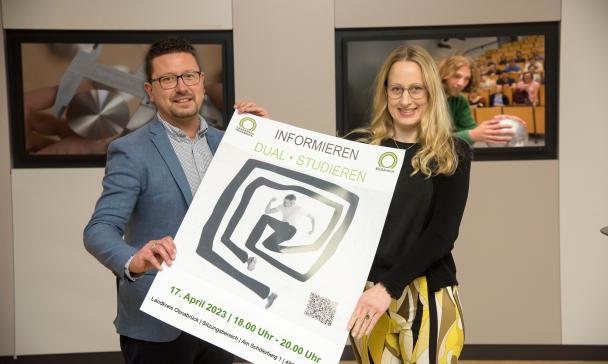 Zwei Personen mit Plakat