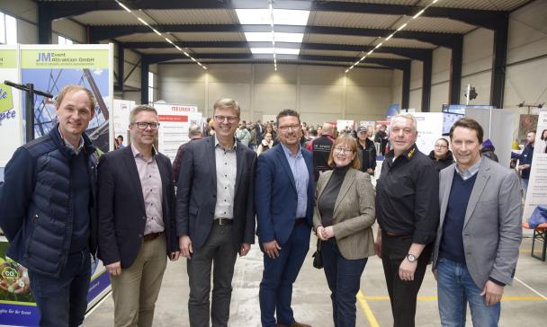 Personengruppe in Lagerhalle