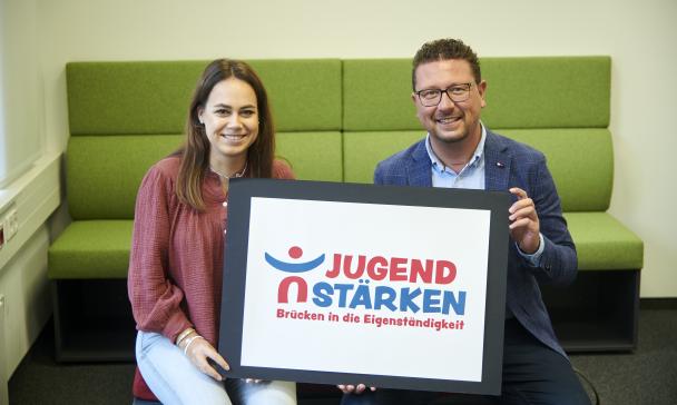 2 Personen vor SOfa