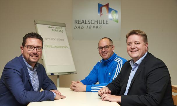 3 Personen an einem Tisch