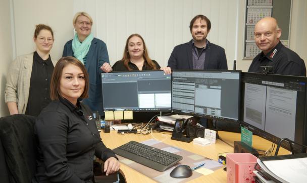 Gruppe von Personen im Büro vor PCs