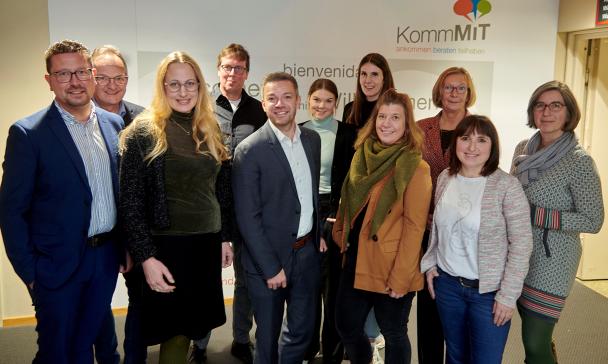 Gruppe von Personen im Foyer des Kreishauses
