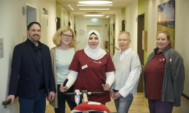 5 Personen im Fluar