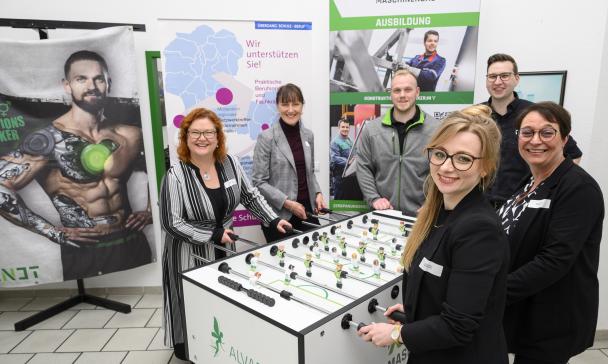 Gruppe von Personen vor Roll-up