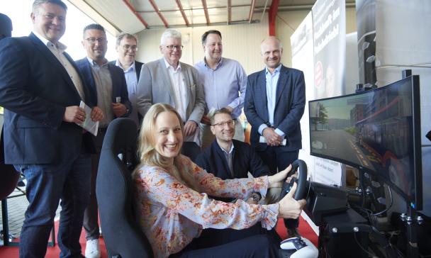 7 Personen in Werkshalle