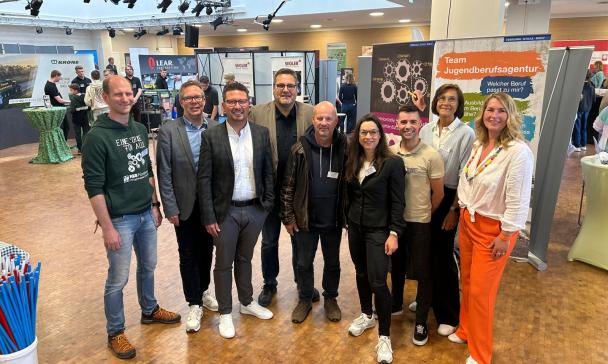 Gruppe von Personen in Schulaula