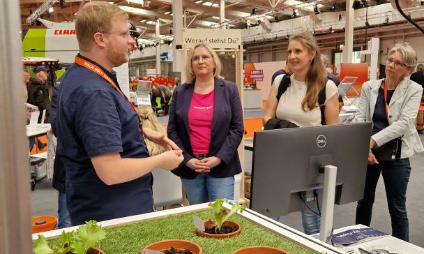 4 Personen in Messehalle