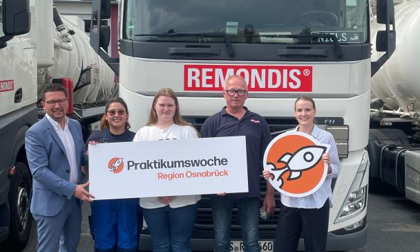 5 Personen vor LKW