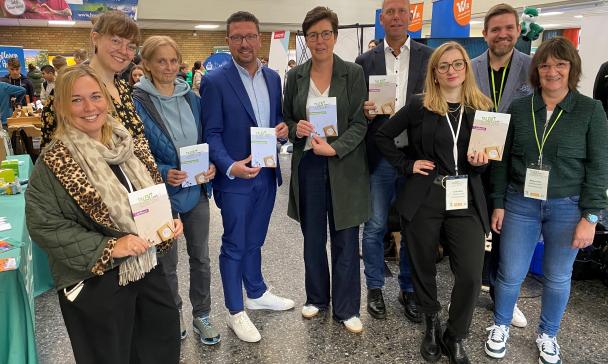 Gruppe von Personen im Halbkreis