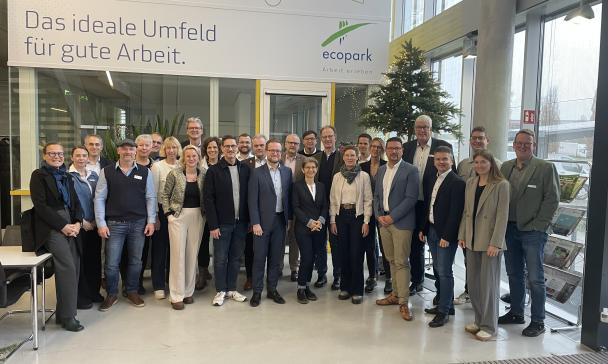 Gruppe von Personen in einem Foyer