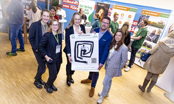 Gruppe von Personen im Foyer