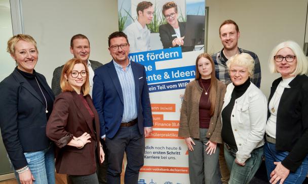 Gruppe von Personen vor Plakat