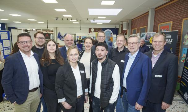 Personengruppe in einer Ausstellungshalle