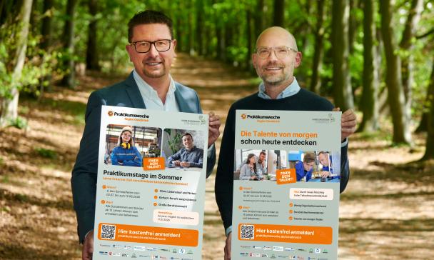 2 Personen mit Plakat