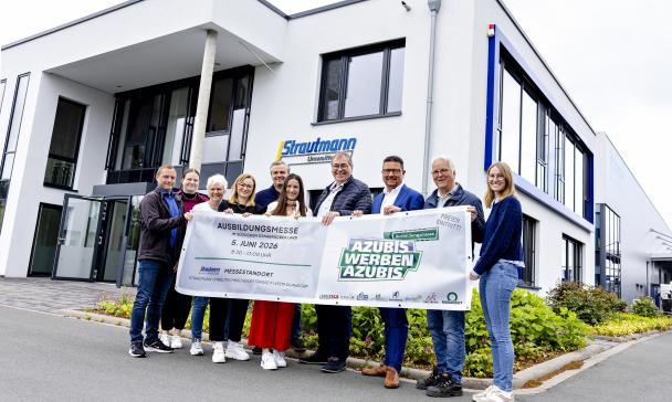 Personengruppe vor einem Bürogebäude
