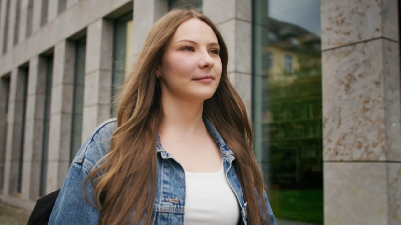 Person vor einem Gebäude